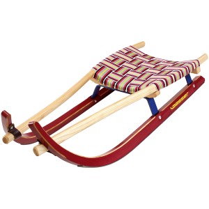 Gasser Sportrodel Jugend: Holzschlitten mit Gurtensitz, rot lackierte Kufen und Eschenholz-Holme.