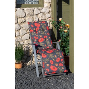 Beo Relaxauflage Trondheim mit Mohnblüten auf Gartenliege. Sitzkissen mit rotem Blumenmuster.