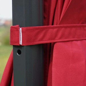 Detailaufnahme: Terracottafarbener Ampelschirm A96 von MCW, zusammengebunden.
