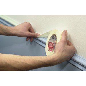 Anwendung von Tesa Malerband Classic, beige, 19 mm x 50 m, zum Abkleben einer Wand.