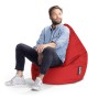 Mann sitzt entspannt auf rotem Sitting Point Sitzsack Brava 120l. Bequemer Sitzsack für Kinderzimmer.