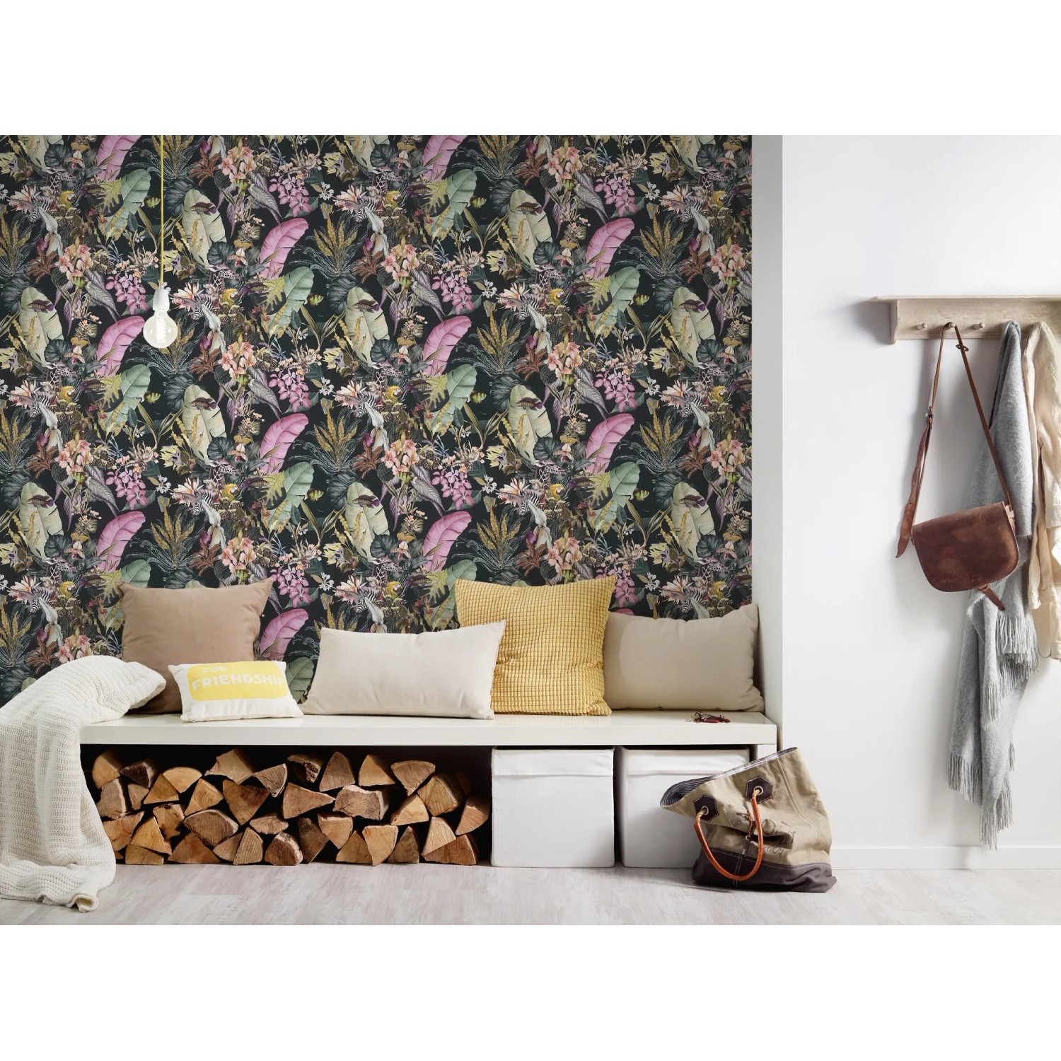 Vliestapete mit Blumen, Tieren, in Schwarz und Rosa. Dekorative Tapete für ein stilvolles Zuhause.