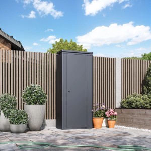 Anthrazitfarbener Weide Noble Gartenschrank aus Stahl auf Terrasse. Ideal für Werkzeuge & Zubehör im Garten.