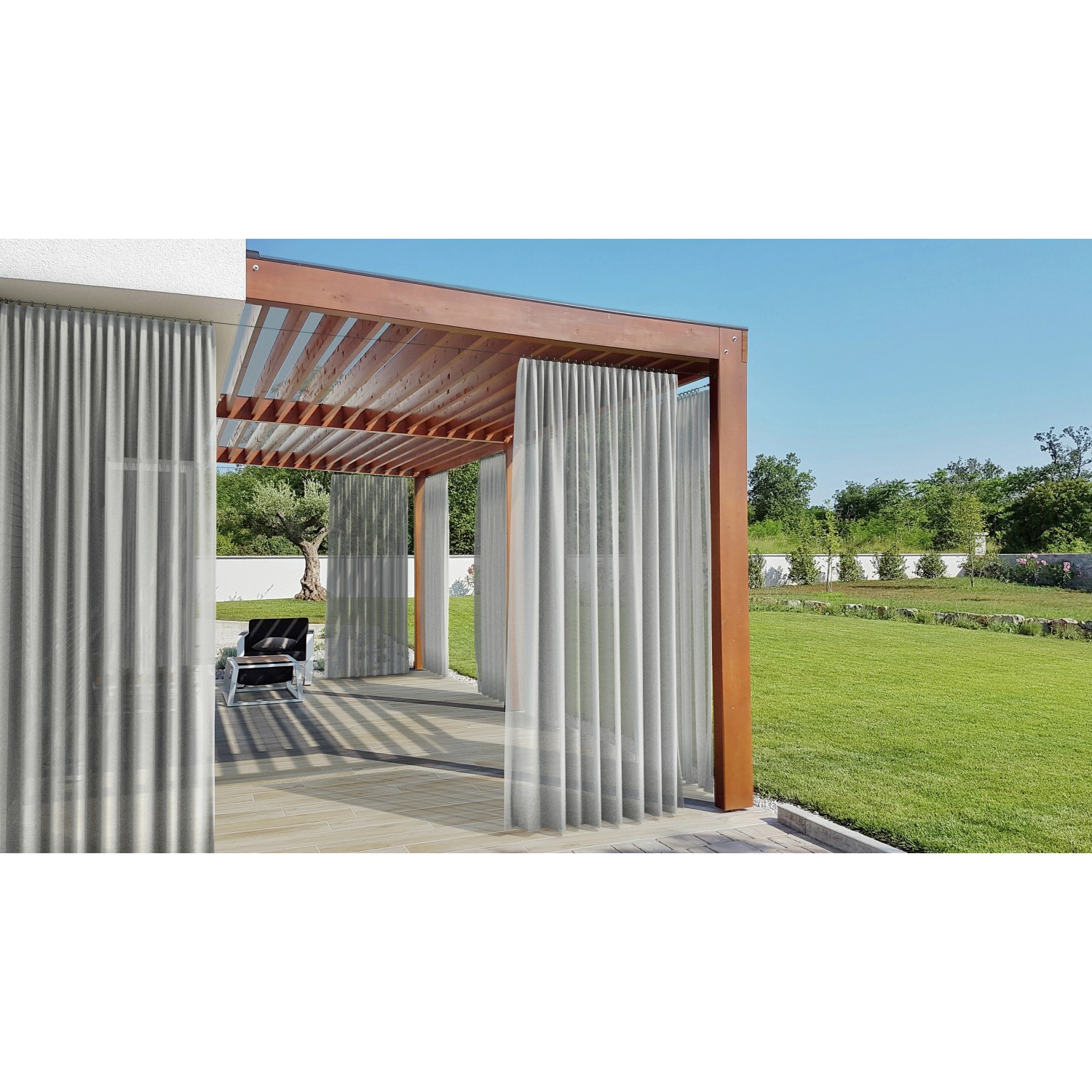 Gardinia Seilspanngarnitur Race, 5 m, schwarz-matt, an einer Holzpergola mit Vorhängen.