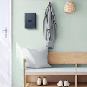 Anthrazitfarbener Basi Schlüsseltresor SK 80 mit 20 Haken und 3-stelligem Zahlencode an der Wand.