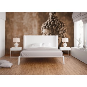 Fototapete Buddha Statue in Braun-Grau hinter einem Bett, asiatisches Design.