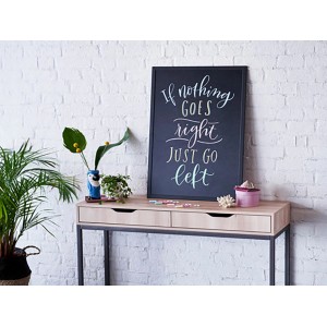 Beschriftete Tafel mit Edding Kreidemarker E-4085 (2 Stk., Weiß) auf Tisch mit Deko.