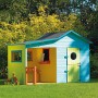Buntes Soulet Kinderspielhaus Hacienda mit Anbau, Fenster und Tür im Garten.