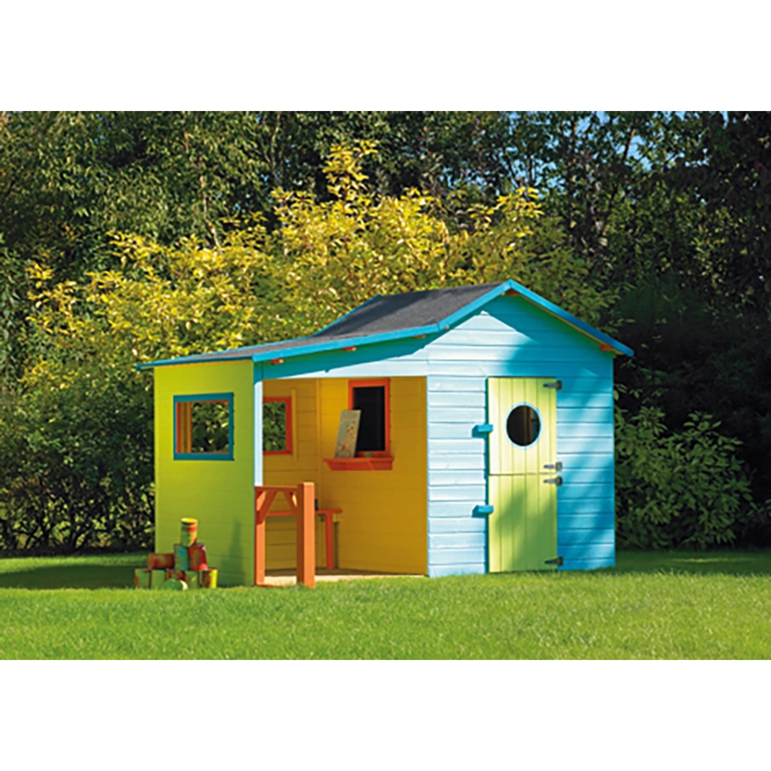 Buntes Soulet Kinderspielhaus Hacienda mit Anbau, Fenster und Tür im Garten.