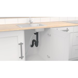 Flexibler Siphon für Küchenspüle von Kirchhoff, Eco Save aus recyceltem Kunststoff unter Spüle montiert.