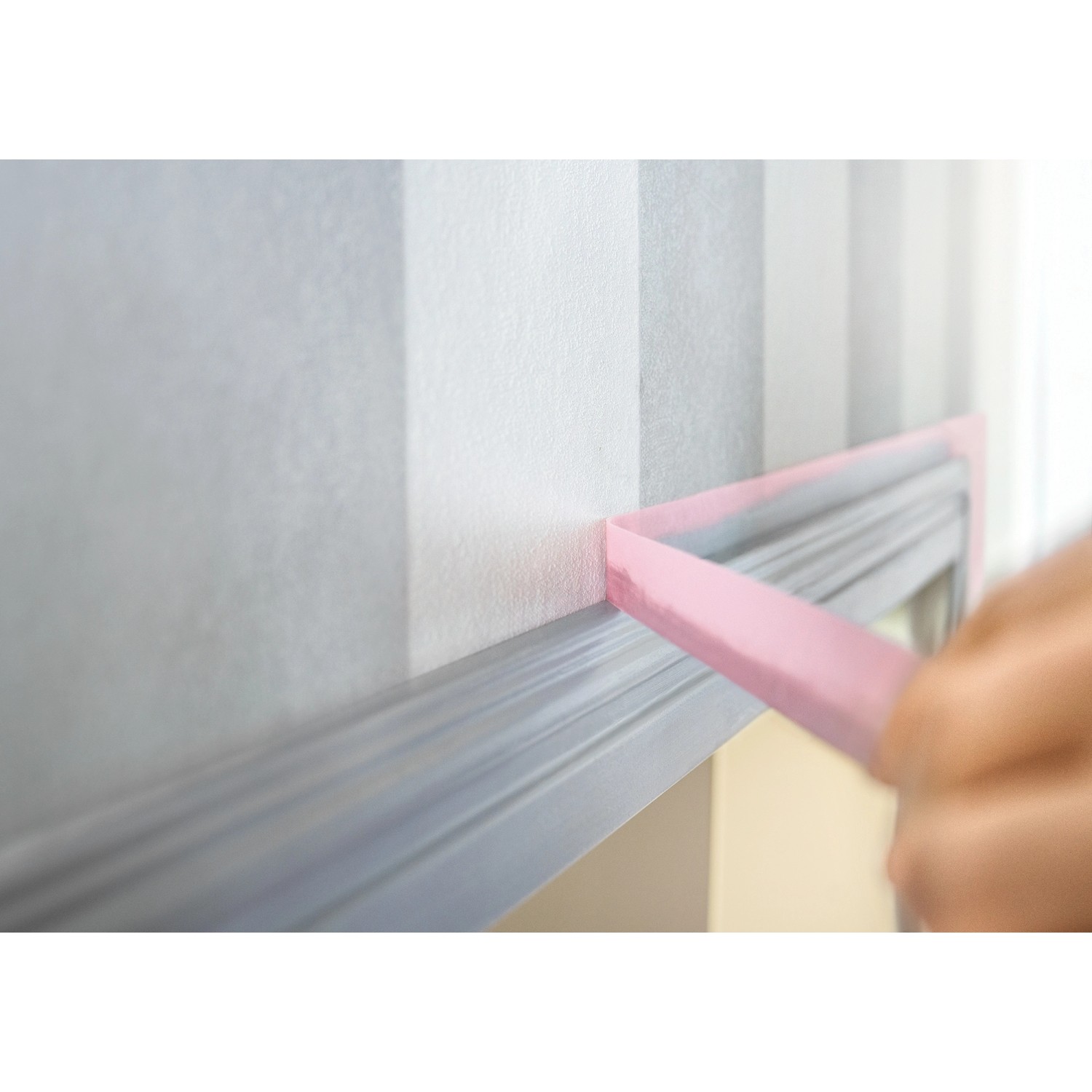 Anwendung von Tesa Malerband Professional Sensitive (25mm) auf empfindlicher Oberfläche.