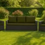 Grünes 3-Sitzer Gartensofa mit Kissen und zwei Sesseln aus Polyrattan im Garten.