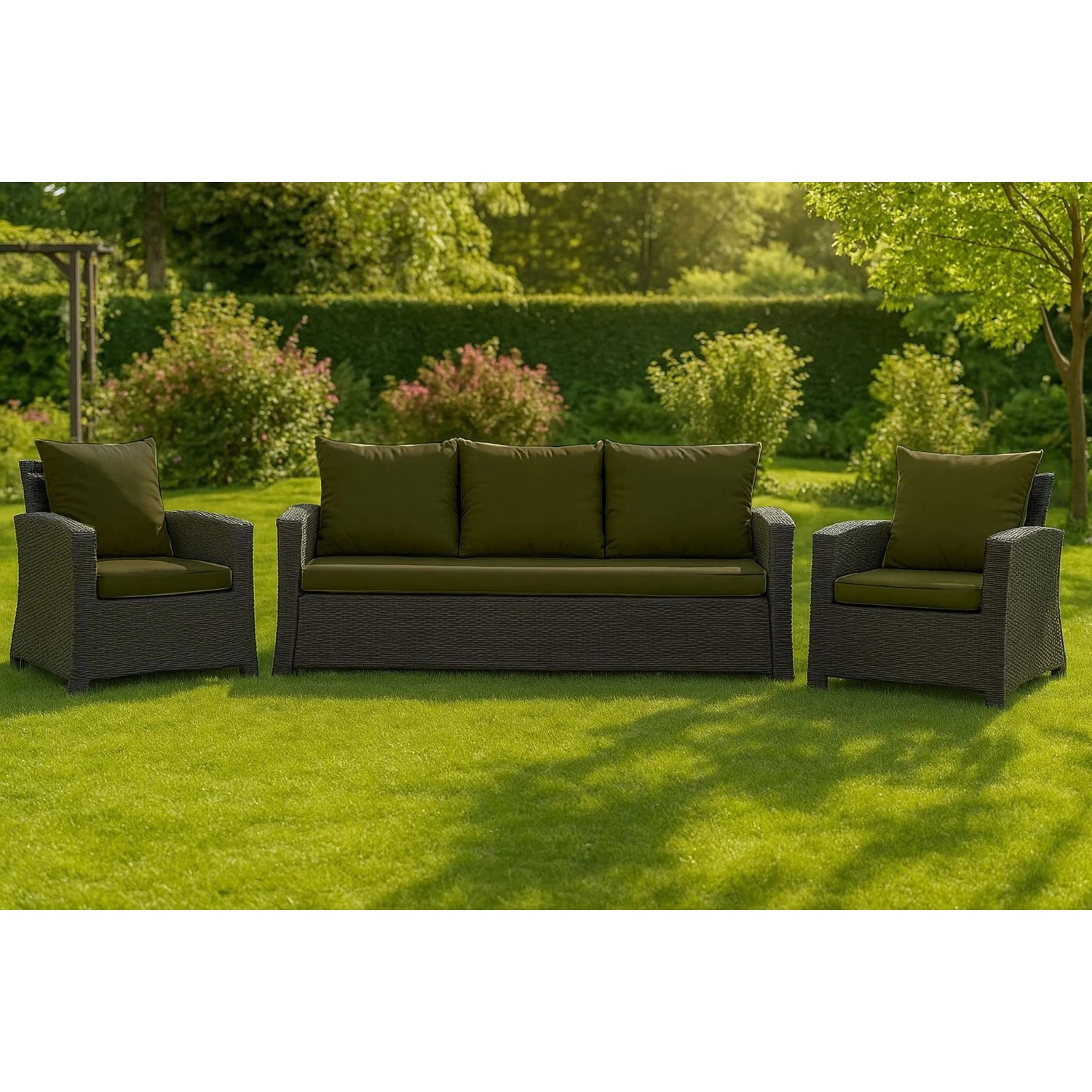 Grünes 3-Sitzer Gartensofa mit Kissen und zwei Sesseln aus Polyrattan im Garten.