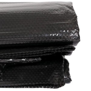 Schwarze MCW Pool Abdeckung, rechteckig, 3x2m, aus Polyethylen-Folie.
