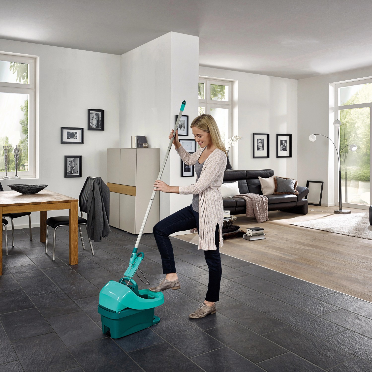 Frau benutzt Leifheit Bodenwischer mit Wischtuchpresse zum Reinigen des Bodens.