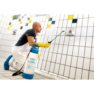 Mann reinigt Fliesen mit Gloria Drucksprühgerät CleanMaster CM 50.