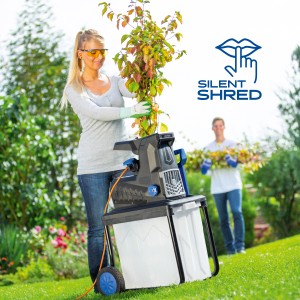 LUX Elektro-Leisewalzenhäcksler E-LH-2800/45B im Einsatz mit Bedienerin und Bediener im Garten.