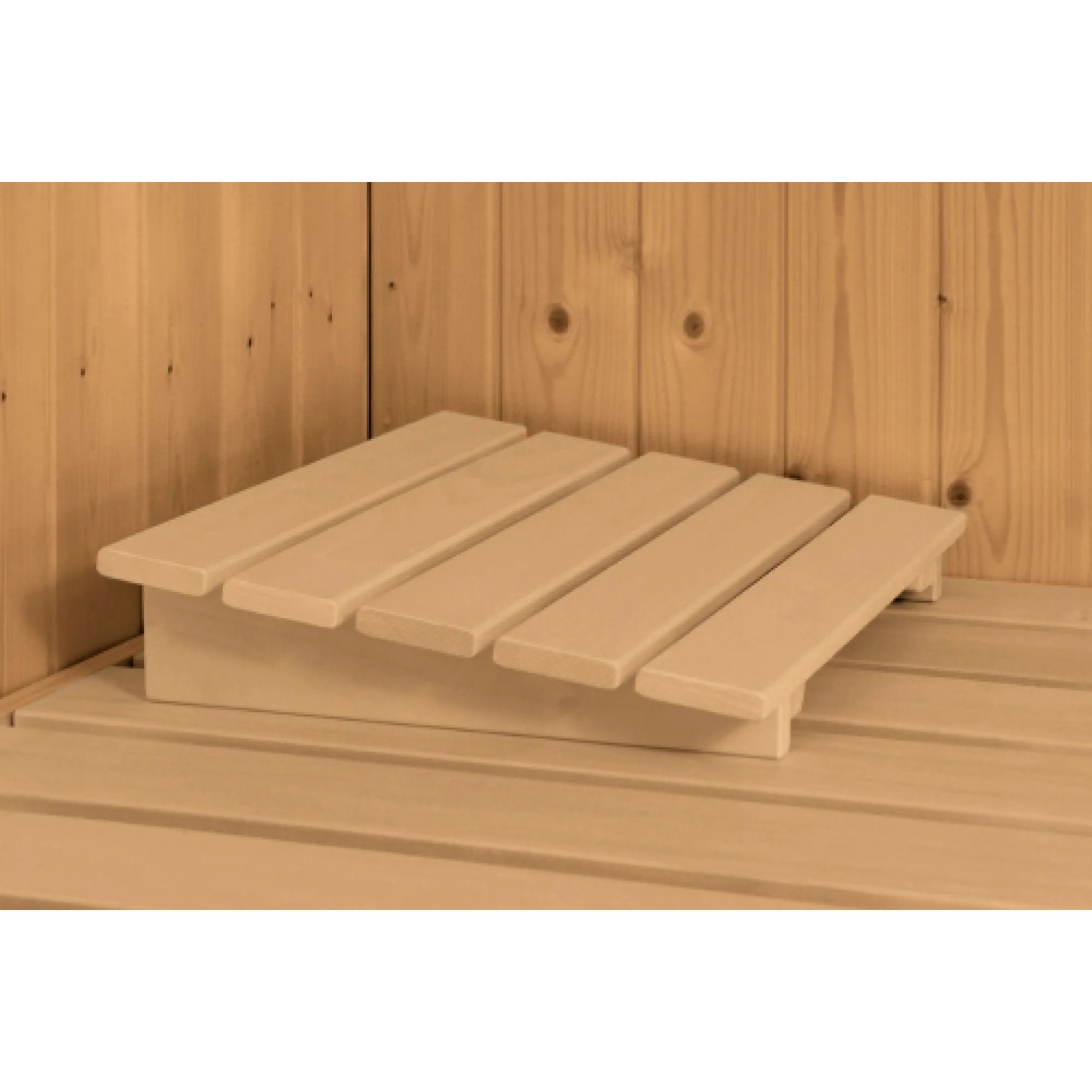 Detailaufnahme der Karibu Sauna Anina: Kopfstütze aus hellem Holz auf Saunabank.