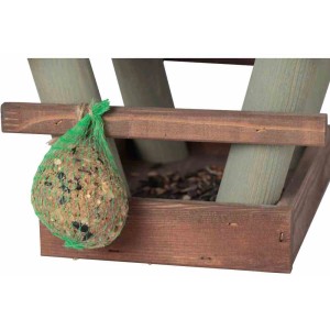 Siena Garden Vogelhaus aus Kiefernholz, braun/olive, mit Meisenknödel im Netz.