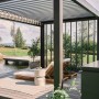Biohort Pergola in Dunkelgrau/Silber-Metallic mit Lamellendach und Lounge-Bereich im Garten.