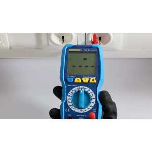 Digital-Multimeter Pancontrol PAN Minimeter zur Spannungsmessung an Steckdose.