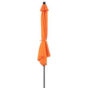 Zusammengebundener, orangefarbener Doppler Balkonschirm MyZone mit Knickfunktion.