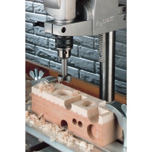 LUX HM-Kunstbohrer 15 mm beim Bohren von Holz mit einer Standbohrmaschine.