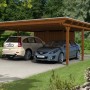 Skan Holz Carport Emsland Nussbaum mit Abstellraum für zwei Autos im Garten.