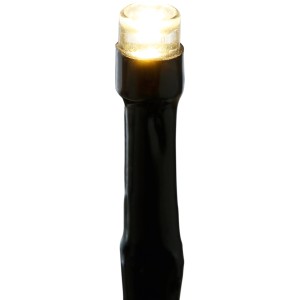 Detailaufnahme: Warmweiße LED am schwarzen Fahnenmast mit Stern für Weihnachtsdeko.