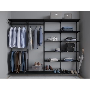 Schwarzer Stahl-Fachboden (60x40,5x1,7 cm) im Regalsystem mit Kleidung und Accessoires.