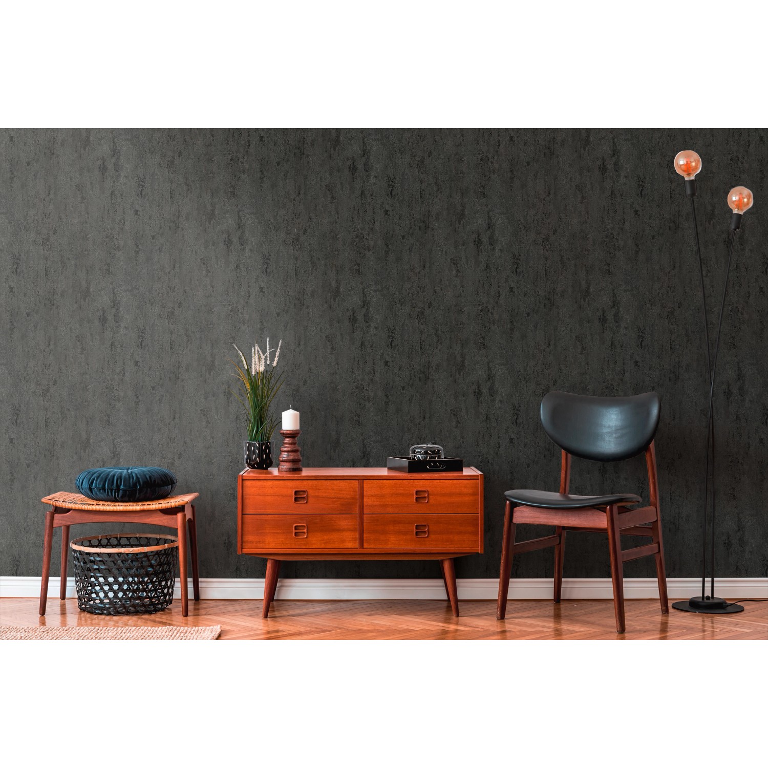 Vliestapete Trendwall 2 Uni Schwarz/Grau glänzend an Wohnzimmerwand.