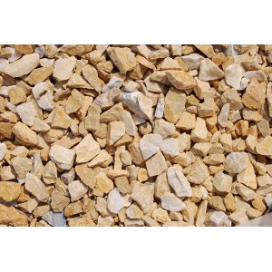 Nahaufnahme von Gold-Ocker Marmorsplitt (16-25mm) für Garten- und Landschaftsbau.