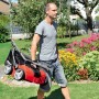 Einhell Elektro-Vertikutierer GE-SA 1640, rot, mit Fangkorb, wird von einer Person getragen.