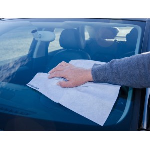 Hand wischt mit blauem Tuch über Windschutzscheibe. CMI Autopflegetücher-Set.