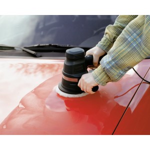 LUX Haftpolierhaube 150 mm im Einsatz auf einem roten Auto, Zubehör für Winkelschleifer.