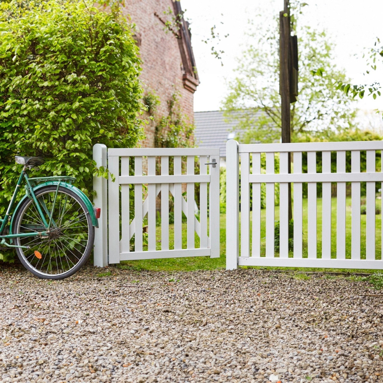 Weißes Einzeltor Country aus Nadelholz, 100x98 cm, im Garten mit Fahrrad