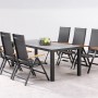 Anthrazitfarbene Cavalese Klappsessel mit Teak-Armlehnen um einen Gartentisch.