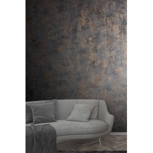 Marburg Vliestapete in Betonoptik Schwarz-Kupfer an Wohnzimmerwand hinter Sofa.