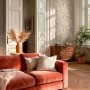 VliesTapete Palmen Creme Weiß mit 3D-Effekt, glänzender Oberfläche im eleganten Wohnzimmer. Dekorative Wandgestaltung.