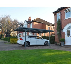 Grauer Canopia Carport Verona 5000 mit Auto. Aluminium Carport mit Polycarbonat-Stegplatten.