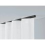 Schwarze 1-Lauf Gardinenschiene Square an weißer Decke mit weißen Vorhängen. Moderne Deckenschiene für Dekoartikel.