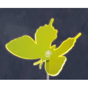 Gelber LED Solarspieß Martelli mit Schmetterling als Deko für den Garten.