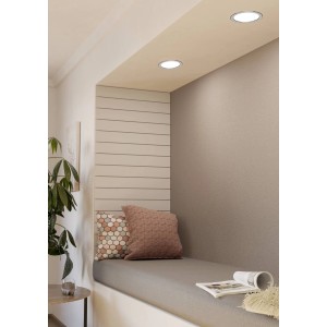 Zwei chromfarbene Eglo LED-Einbauspots Fueva 5, 16,6 cm Durchmesser, in Decke über Sitzecke.