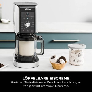 Ninja Eismaschine NC501EU mit Eis, Behälter und Waffel auf einer Küchentheke.
