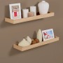Zwei OBI Wandboards in Walnuss Holznachbildung mit Deko an brauner Wand.