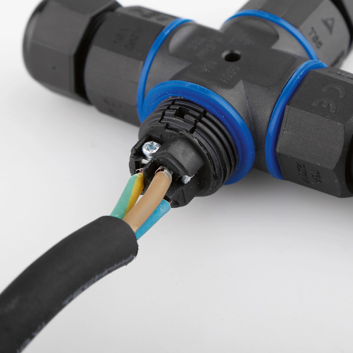 Detailaufnahme: Wasserdichter T-Stecker IP68 mit Kabelanschluss für Außenbereich.