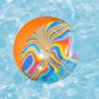 Bestway Wasserball Tie-Dye Twist (46 cm) im Wasser. Bunter Ball für Kinder ab 2 Jahren.