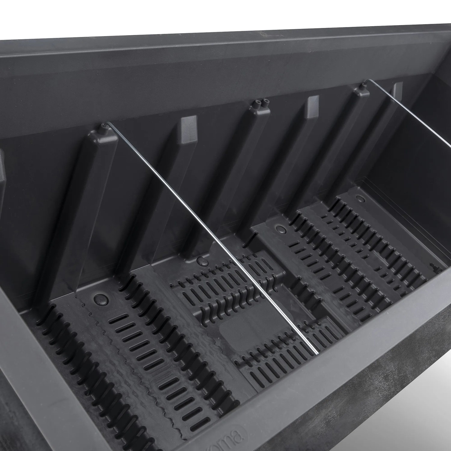 Innenansicht des anthrazitfarbenen Deroma Millennium Pflanzkastens mit Wasserreservoir.