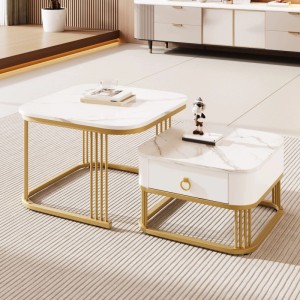 Zwei weiße, stapelbare Couchtische mit Marmoroptik und goldenen Metallgestellen. Ein Tisch hat eine Schublade.