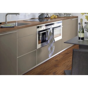 Küchenzeile mit Kaindl Arbeitsplatte Eiche Endgrain Cognac, 410 cm breit, moderne Optik.
